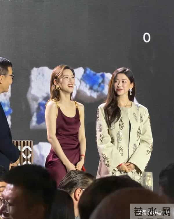 章泽天笑出牙龈，全网吵翻，审美标准被扒光了