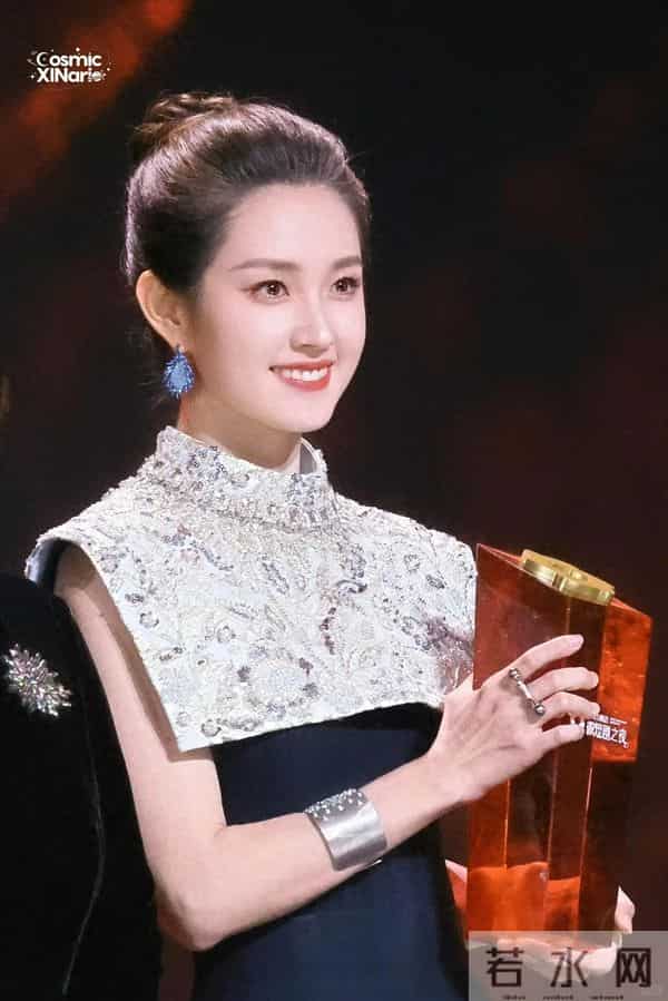 郭宇欣回应一条裙子穿了三次:刚入行时,有位老师专门做的,有很多中国风元素,以后也会尝试更多的造型