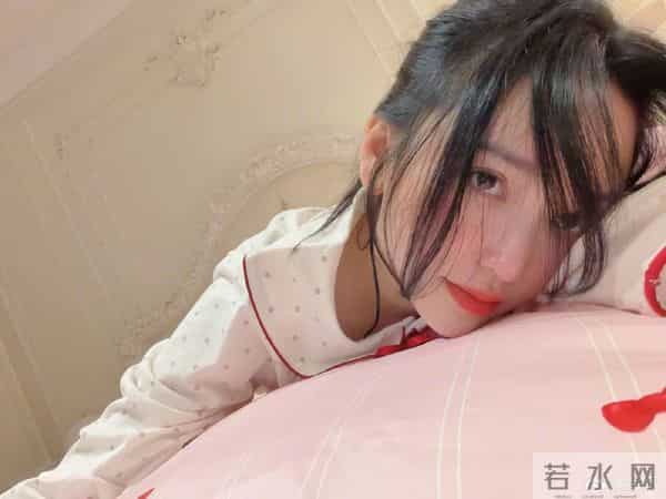 42岁金莎晒“私房照”,穿卡通睡衣甜又嫩,小17岁男友住千万豪宅