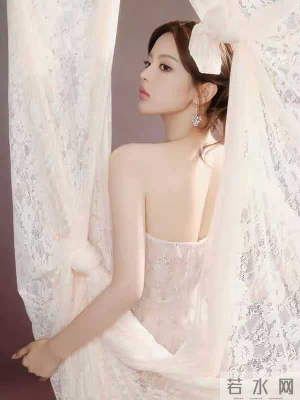 杨超越：如何将清纯与性感完美融合，打造个性魅力的时尚典范