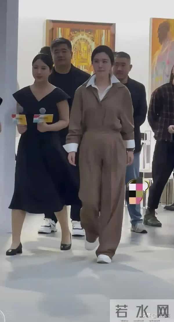 田朴珺穿卡其色套装参加活动近距离下走路个子矮驼背毫无贵族气质