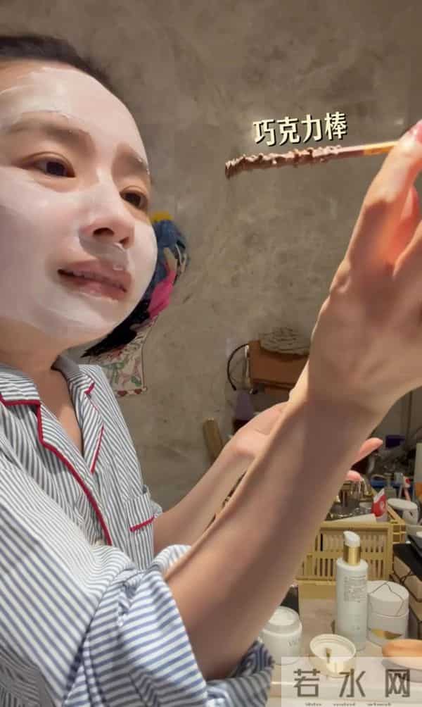 董洁为儿子做丰盛晚餐,16岁顶顶不愿出镜,投喂妈妈好nv暖心