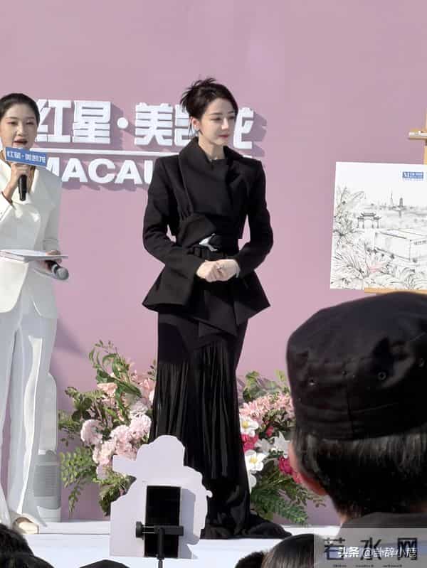 迪丽热巴空降南京活动,这状造绝了 好精致 美得惊为天人 不愧是顶流
