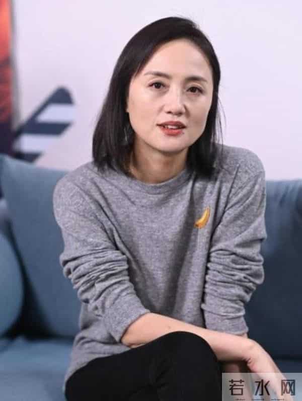 辛柏青带女儿出行，女儿长相漂亮