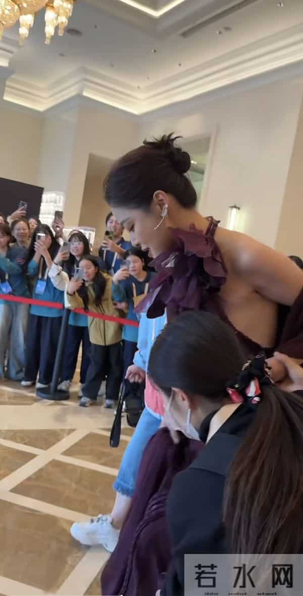 辛芷蕾亮相金鸡奖,穿紫色花朵高定优雅大气,还差点被裙摆绊倒!