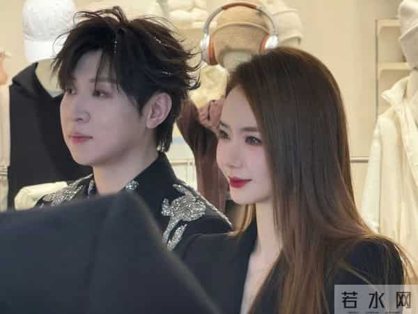 戚薇今日线下活动,黑西装外套配长靴丝袜,干练落落大方气场全开