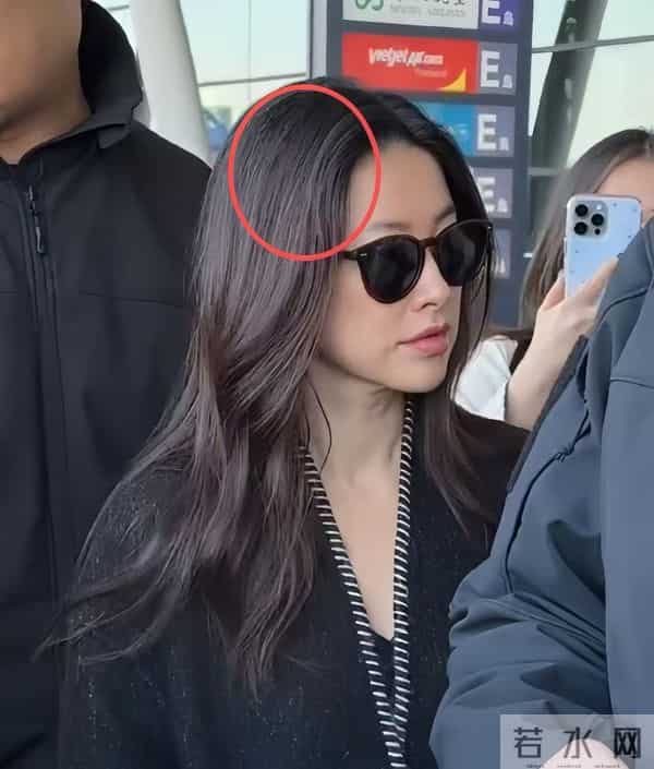 人老珠黄?41岁朱珠现身机场,白发明显皱纹也多,断崖衰老不敢认