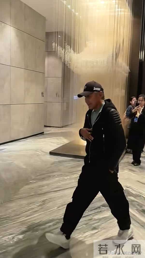 70岁陈道明现身电影节，两鬓斑白戴着棒球帽，穿搭风格酷状态不错