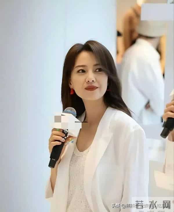 高圆圆又穿紧身裙,“蜜蜂臀”让人移不开目光,一般人没这好身材