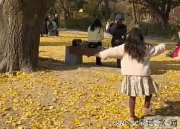 崔智友晒五岁女儿照片，波浪卷发配碎花裙超萌，母女互动好温馨