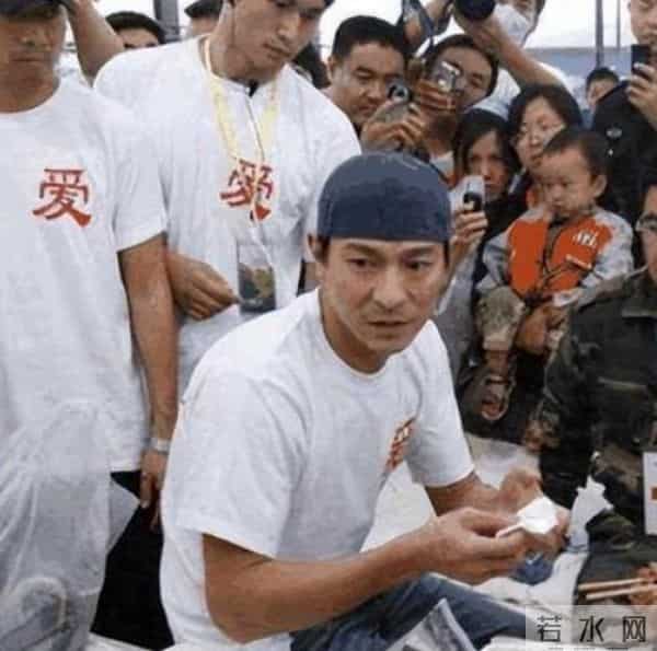 央媒发文,64 岁刘德华高调官宣喜讯,全网恭喜,出道40年仍封神!