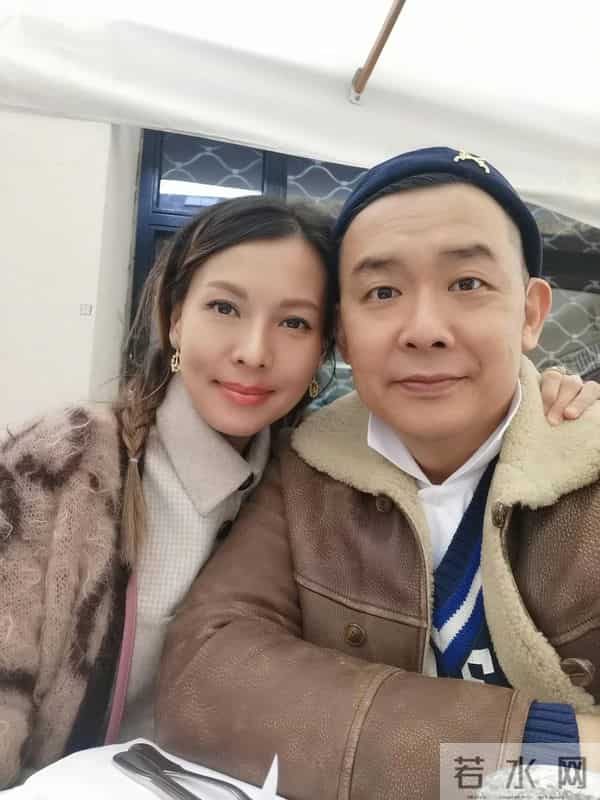 雷颂德夫妇同框放闪,移民英国生活富足惬意,模特太太被赞不见老