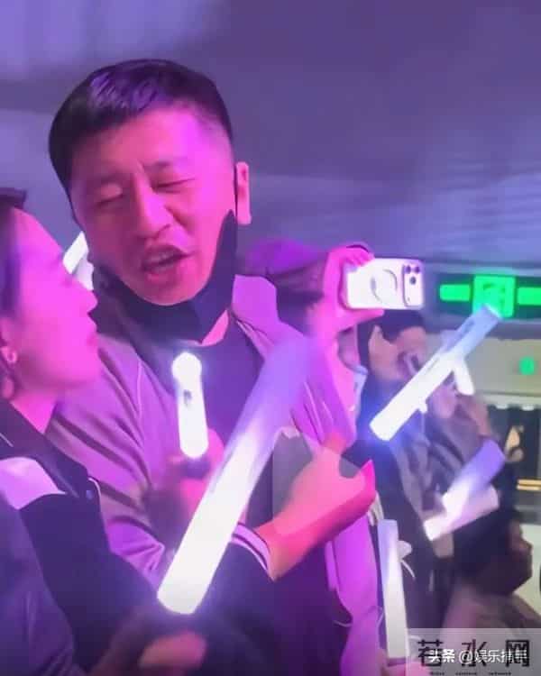 回旋镖砸中自己?张雪峰也没想到,一场演唱会让多年恩爱成了笑话