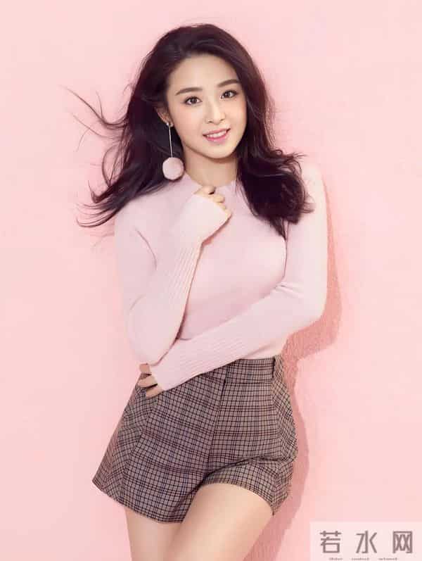 酸酸甜甜的张含韵,本以为她是甜妹,没想到身材这么好