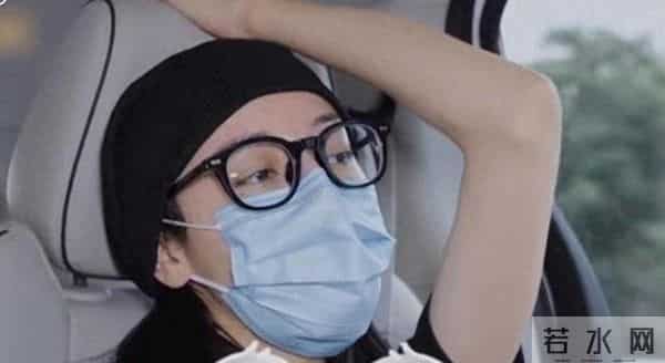 迪丽热巴现身南京!脖子前倾严重依旧在咳嗽,给主持人打伞好暖心