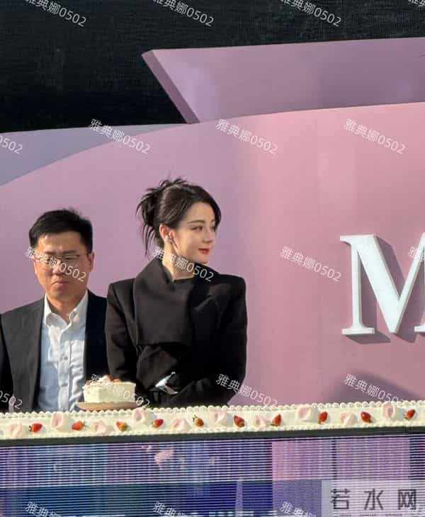 迪丽热巴的粉丝在哪里?在树上!南京活动粉丝为了看她一眼爬上树!