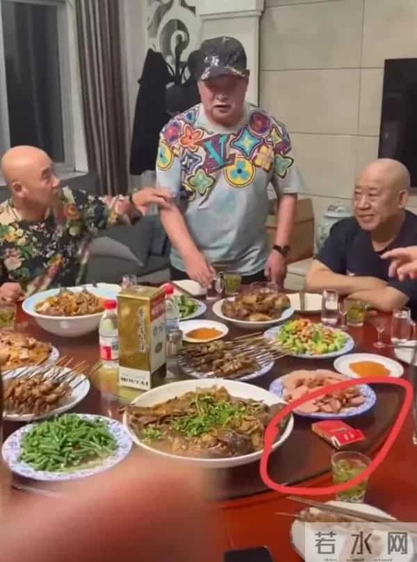 67岁迟志强罕见现身，在杜旭东别墅吃饭，飞天茅台招待