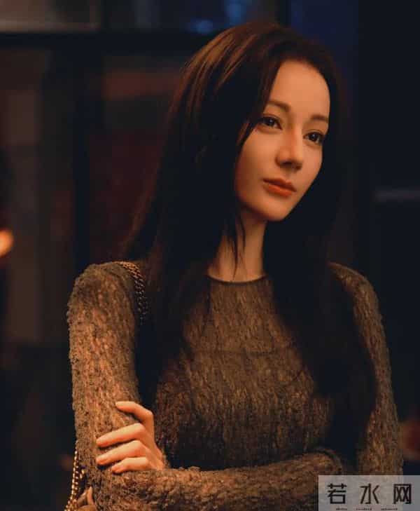 迪丽热巴空降家居城！五官锋利皮肤紧致，与连病仨月状态差别大