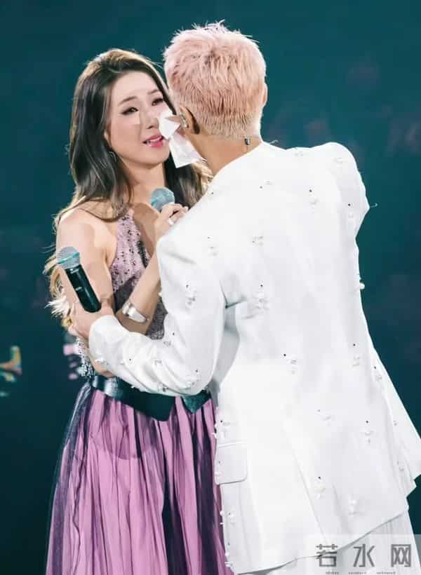 钟嘉欣婚变后续:亲口否认传闻,笑着说正和老公筹备十周年纪念日