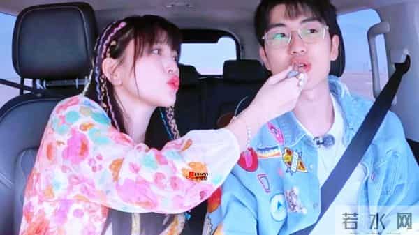 42岁金莎晒“闺房照”!穿Kitty猫睡衣似少女,孙丞潇拍的好可爱