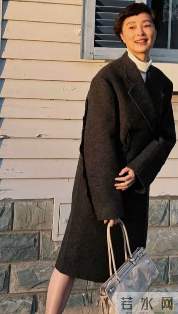 吴越晒冬日美照并黑大衣配白内搭配短卷发,气质温婉又高级