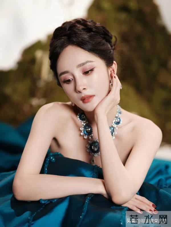 杨幂性感抹胸裙活动生图