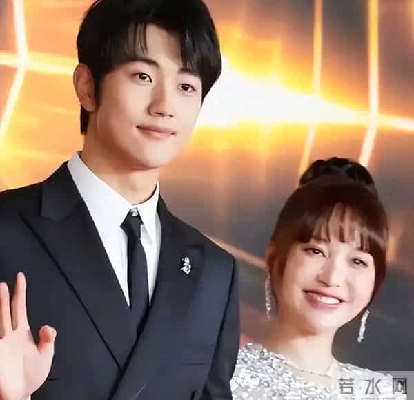 42岁金莎晒“闺房照”!穿Kitty猫睡衣似少女,孙丞潇拍的好可爱