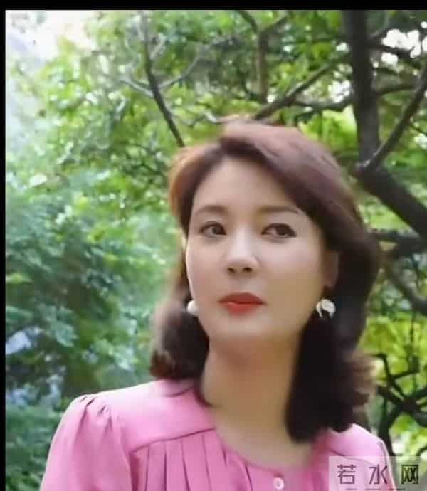 刘芳菲户外谈人生感悟,粉衫短发温婉知性,美得高级又动人