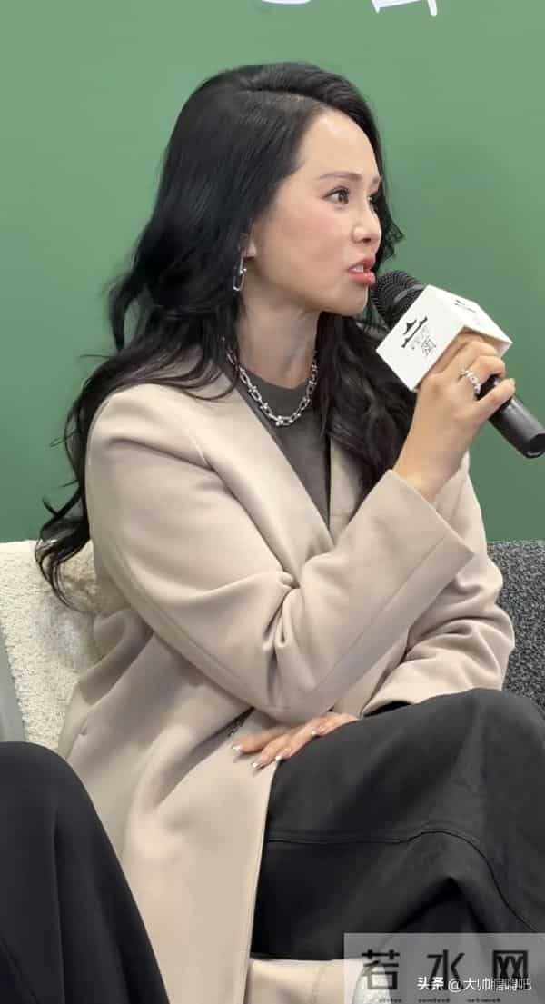 57岁伊能静无滤镜亮相，颈纹、法令纹显年龄，冻龄神话是否该破？