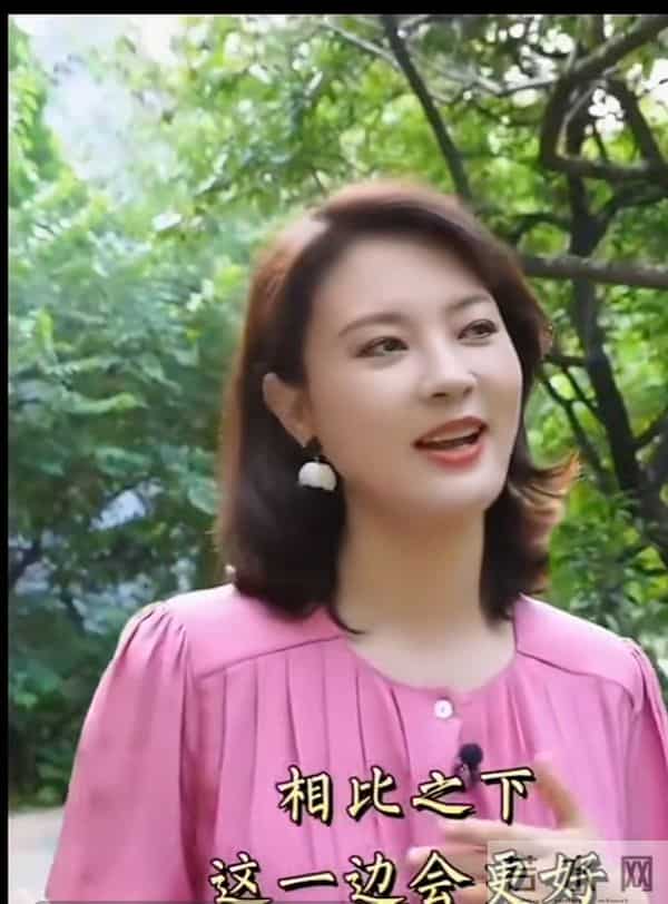 刘芳菲户外谈人生感悟,粉衫短发温婉知性,美得高级又动人