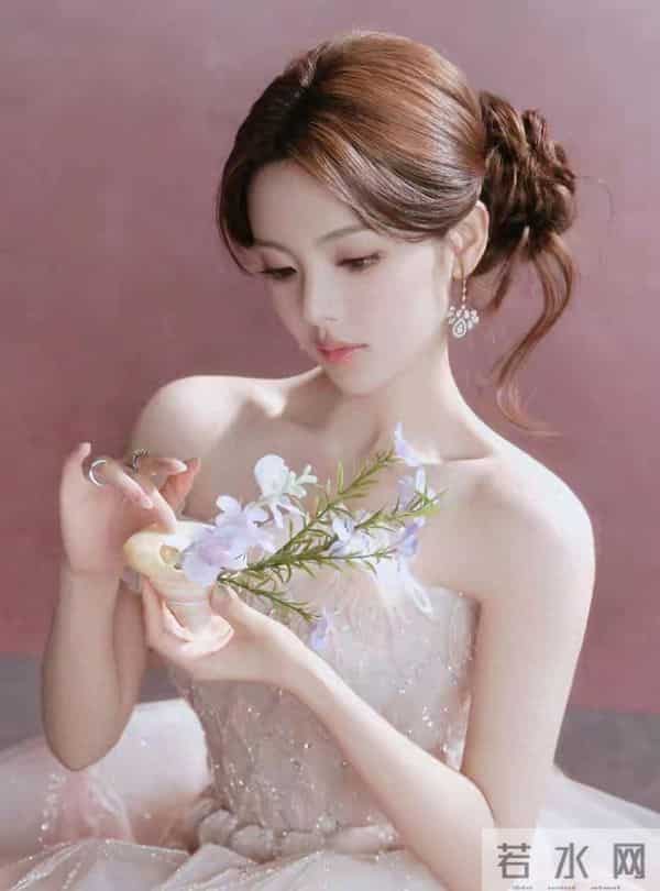 杨超越：如何将清纯与性感完美融合，打造个性魅力的时尚典范