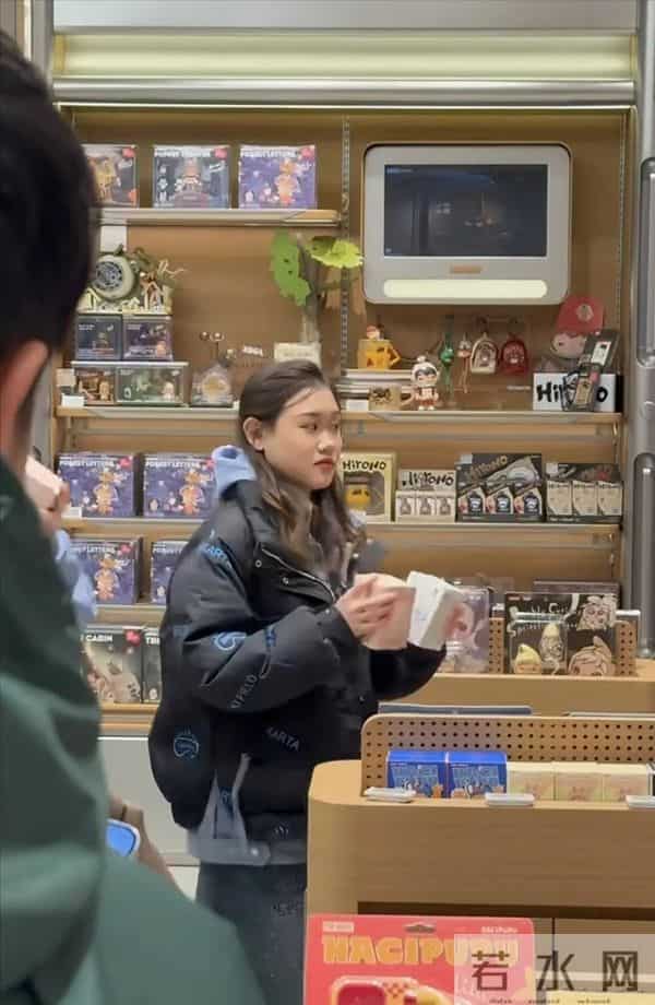 网友北京三里屯偶遇张家齐、苑浩妍逛街 张家齐本人又美又灵 超漂亮