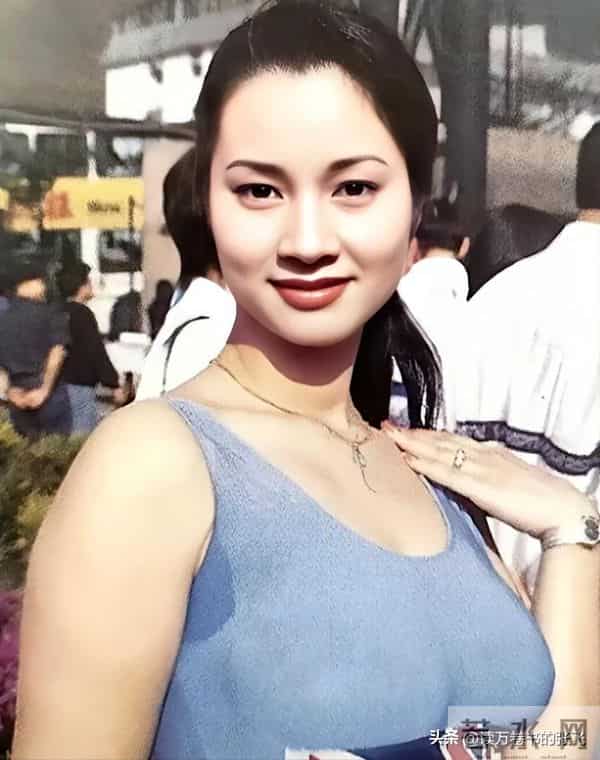 她认干爹,拍风月片,被导演霸王硬上弓,靠山去世后沦为服务员