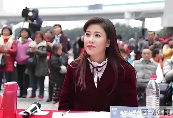 她是珠江台最红主持人之一，拒为相亲老公离职，结婚生女恩爱如初