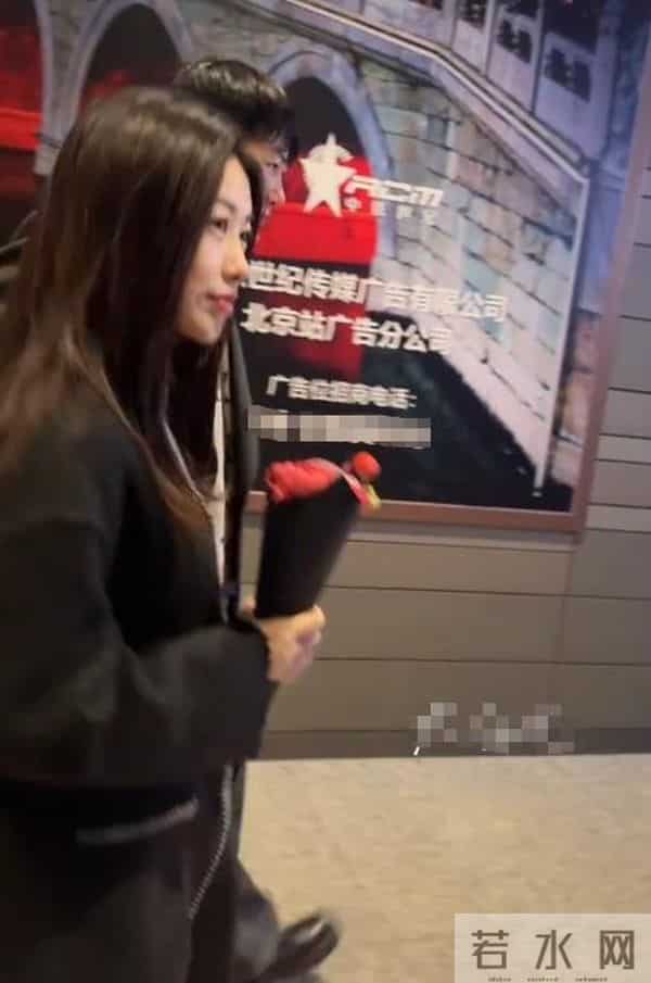 人老珠黄?41岁朱珠现身机场,白发明显皱纹也多,断崖衰老不敢认