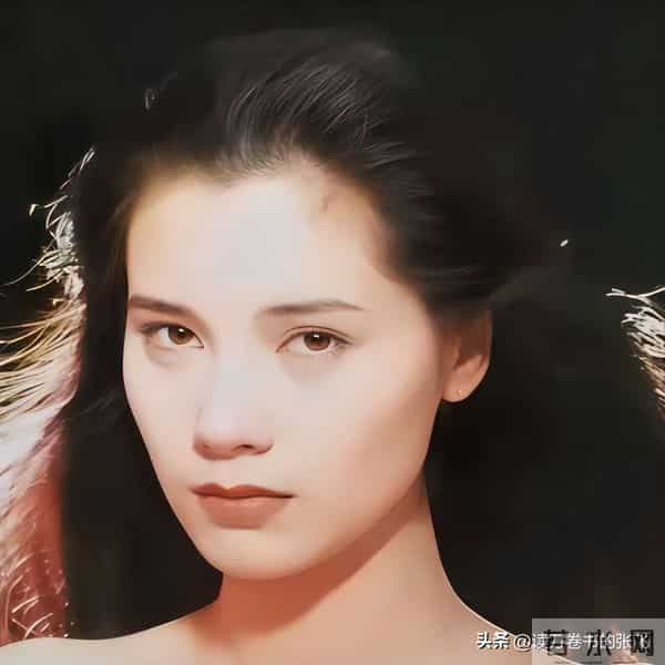 她认干爹,拍风月片,被导演霸王硬上弓,靠山去世后沦为服务员