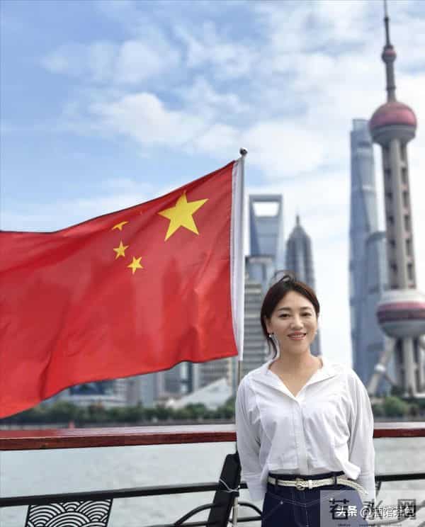 央视主持劳春燕,和丈夫两地分居19年有辛酸,今53岁仍白嫩显年轻