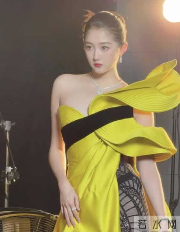 厦门这一夜,美艳四射的辛芷蕾和倪妮,败给了全&39;裹&39;出镜的宁静