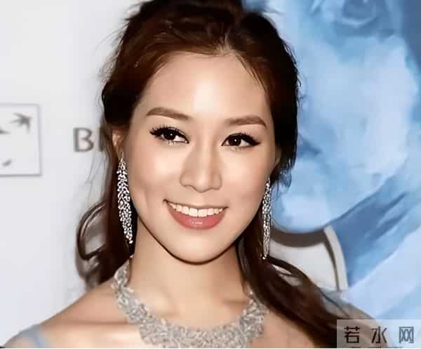 她14岁就长得“倾国倾城”，被富豪花7亿娶回家，8年生下4个娃