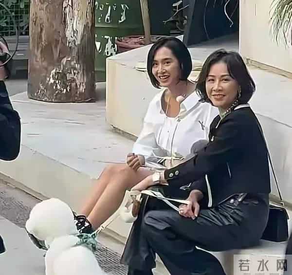 深圳街头偶遇朱茵 皮肤黝黑 身材矮小 腿很短 脸很小 很年轻看不出52岁