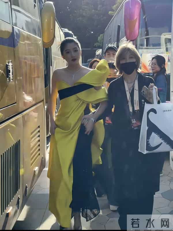 关晓彤金鸡奖红毯造型,优越的头身比,优雅贵气把这身驾驭得太好