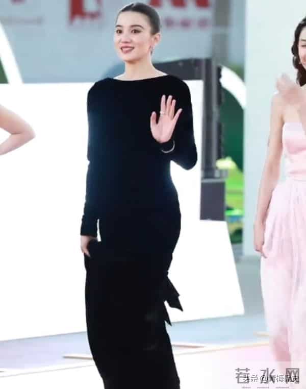 金鸡奖红毯:关晓彤衣服太丑,叶童装嫩,宋佳大露背,倪妮赢麻了