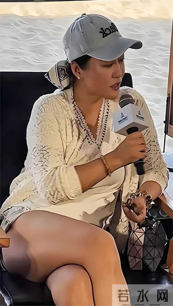 47岁郝蕾真实身材暴露，身宽体胖腚大腰圆大腿粗身材越来越圆润