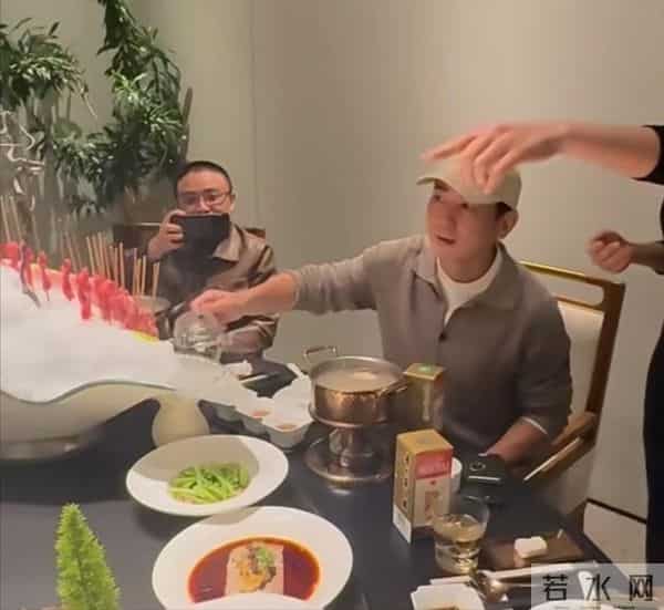 董洁和圈内好友聚餐,一人一瓶茅台显壕气!董洁脸色通红疑喝高!