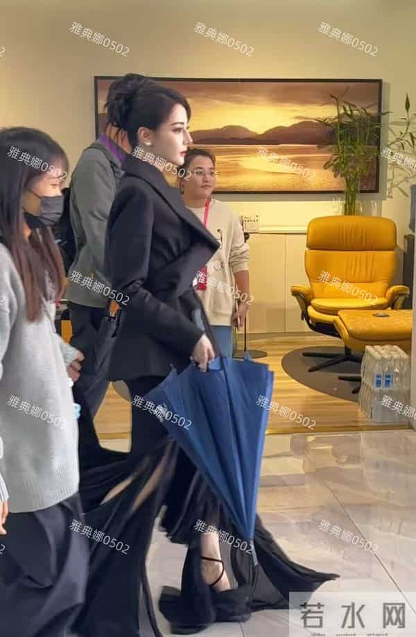 迪丽热巴的粉丝在哪里?在树上!南京活动粉丝为了看她一眼爬上树!