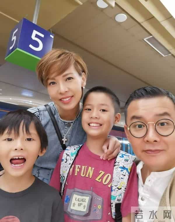 雷颂德夫妇同框放闪,移民英国生活富足惬意,模特太太被赞不见老