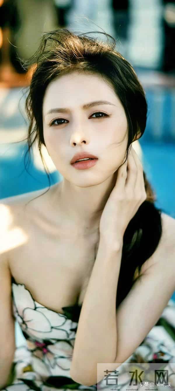 鹤南一袭低胸露背礼服丰姿卓越