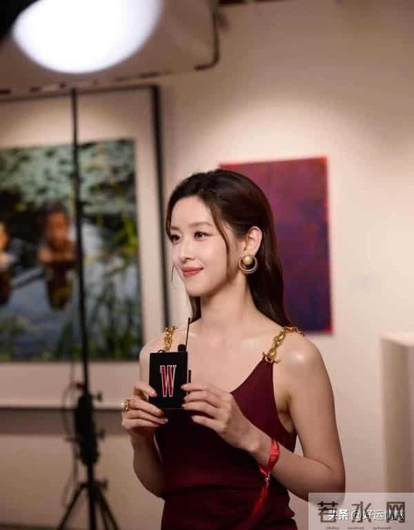 章泽天笑出牙龈，全网吵翻，审美标准被扒光了