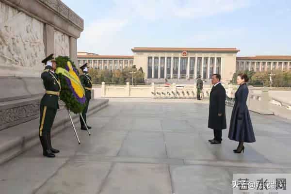 泰国王后去人民英雄纪念碑!穿泰式大衣脚踩恨天高 端庄优雅又美丽