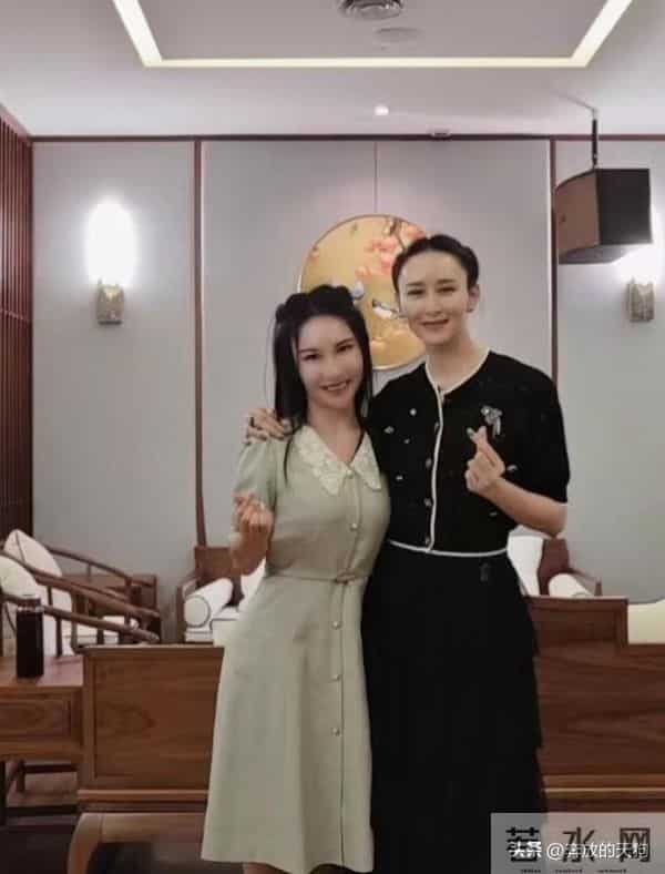 46岁胡静在马来西亚和朋友聚会，皮肤白皙，笑起来如少女般娇俏！